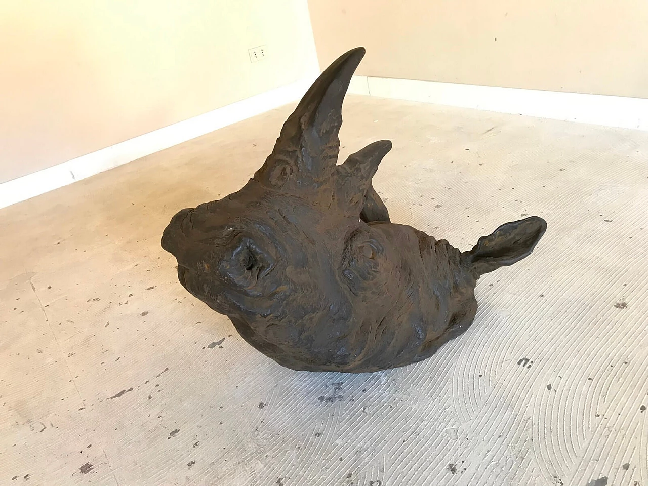 Grande trofeo con testa di rinoceronte plasmata in resina 2