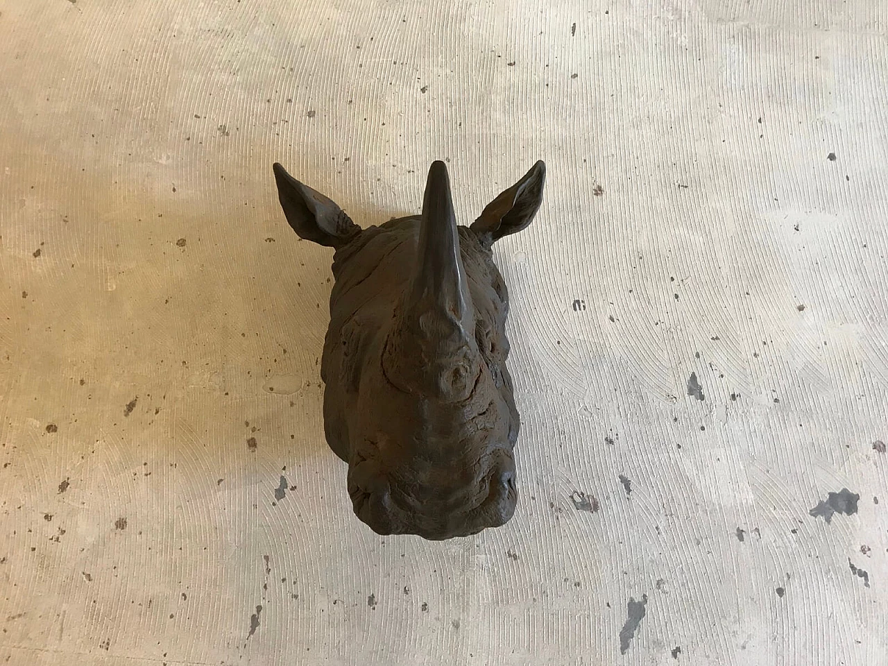 Grande trofeo con testa di rinoceronte plasmata in resina 3