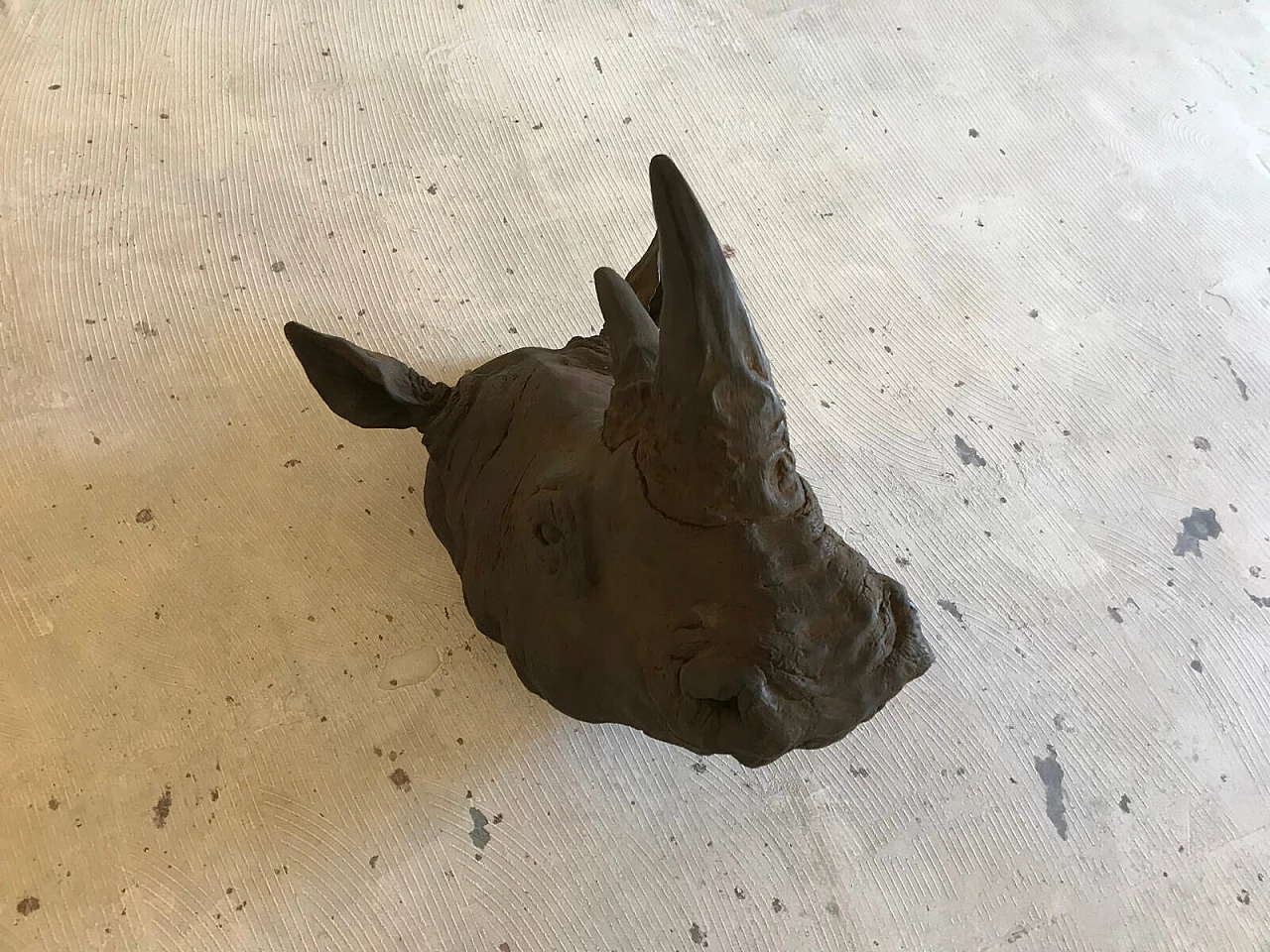 Grande trofeo con testa di rinoceronte plasmata in resina 4
