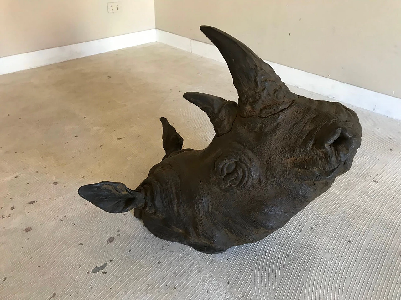 Grande trofeo con testa di rinoceronte plasmata in resina 5