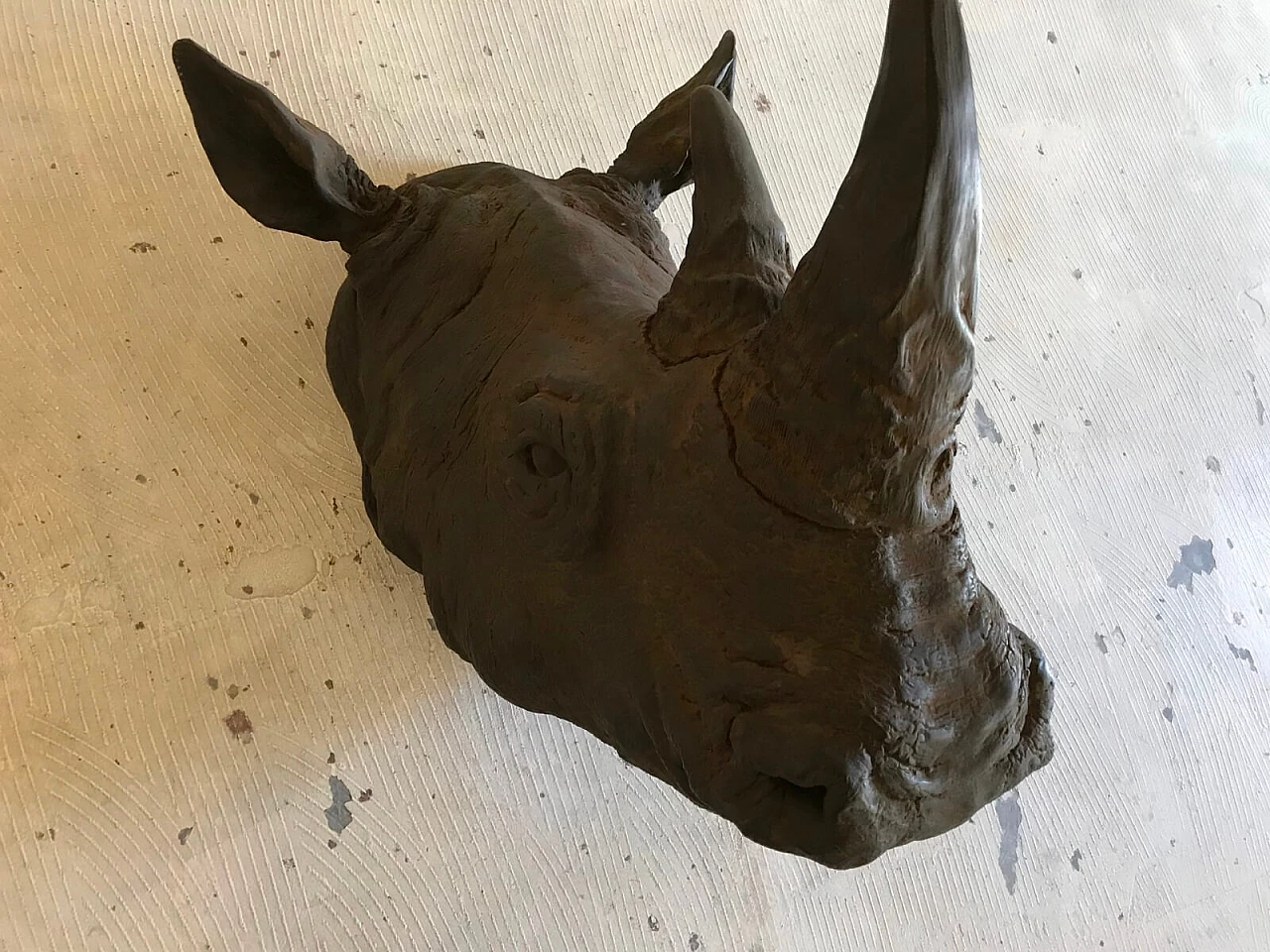 Grande trofeo con testa di rinoceronte plasmata in resina 6