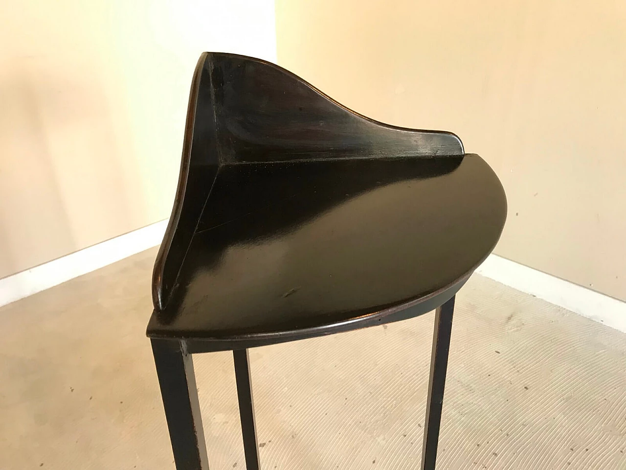 Coppia di tavolini angoliere in stile Liberty in legno scuro 4