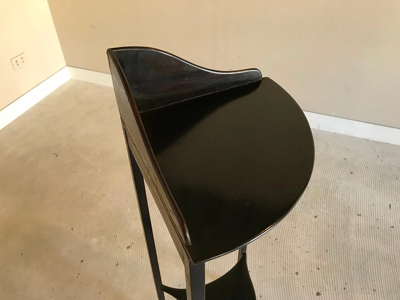 Coppia di tavolini angoliere in stile Liberty in legno scuro 5