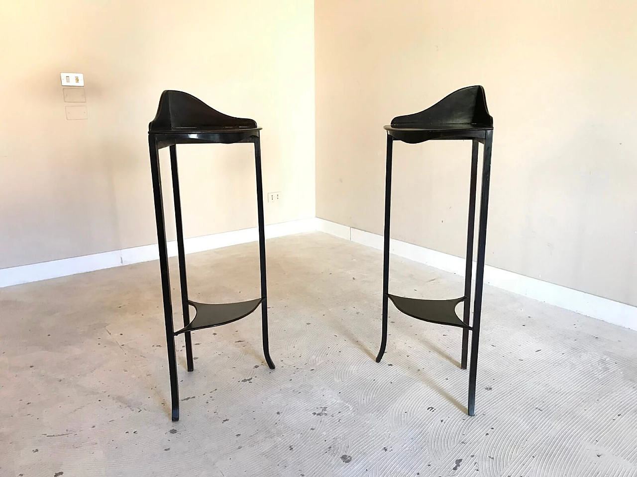 Coppia di tavolini angoliere in stile Liberty in legno scuro 2