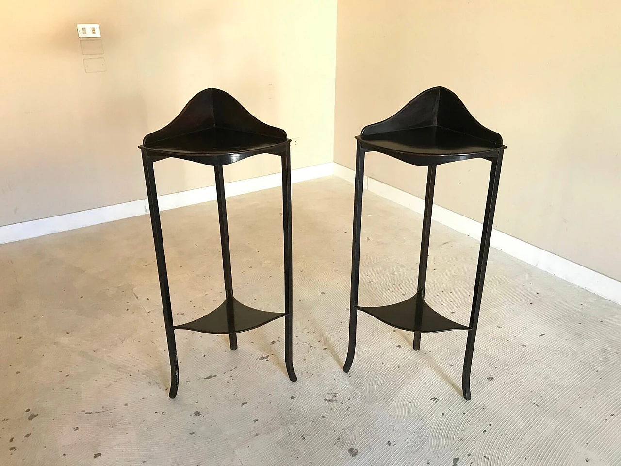 Coppia di tavolini angoliere in stile Liberty in legno scuro 3