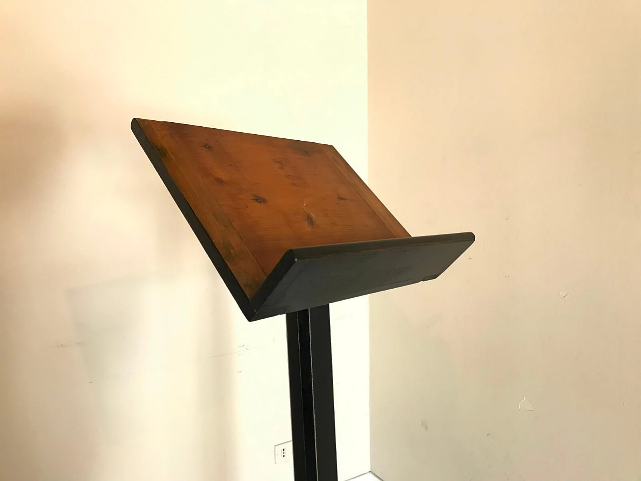 Black lacquered wooden lectern 4