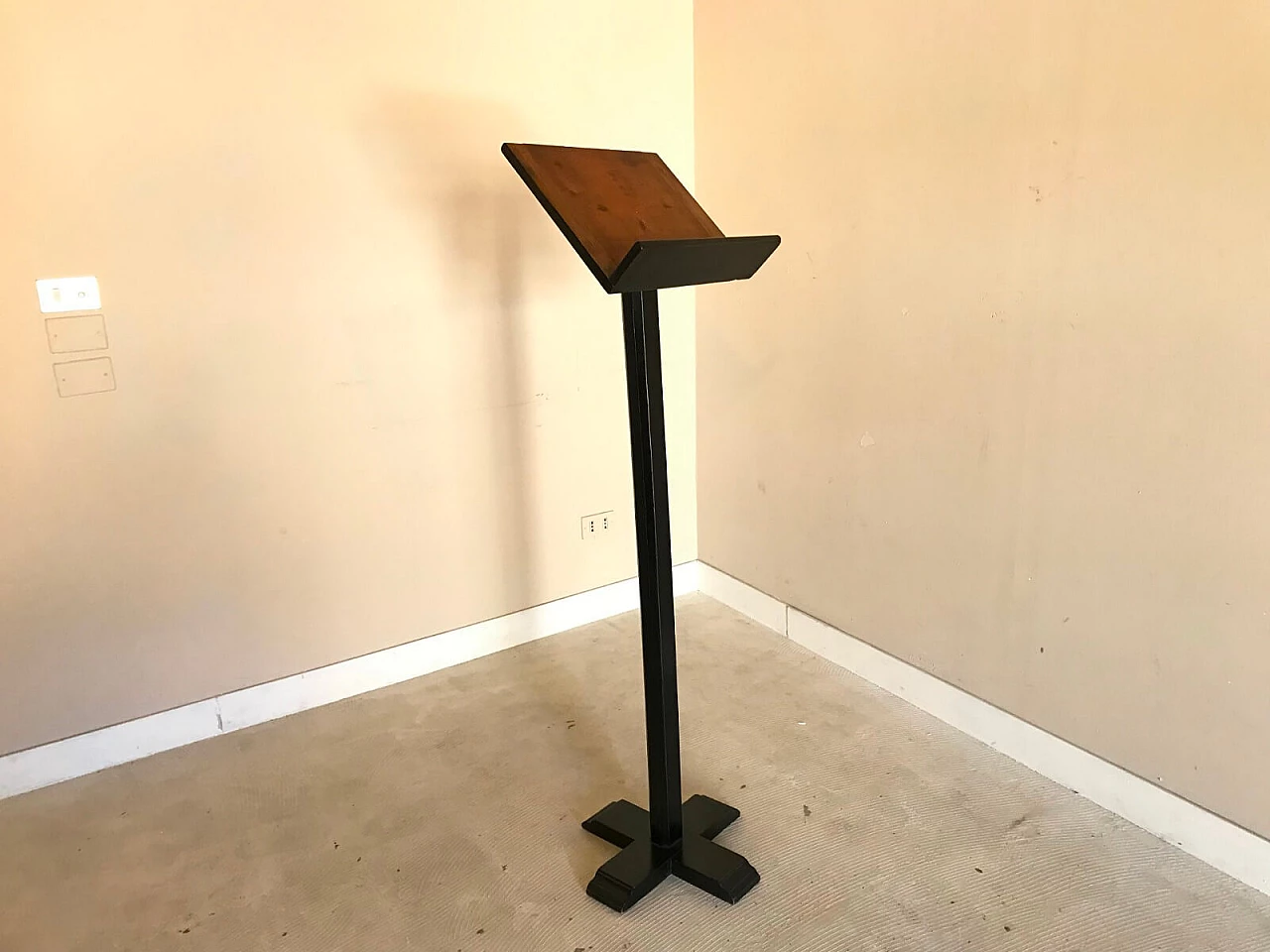 Black lacquered wooden lectern 2