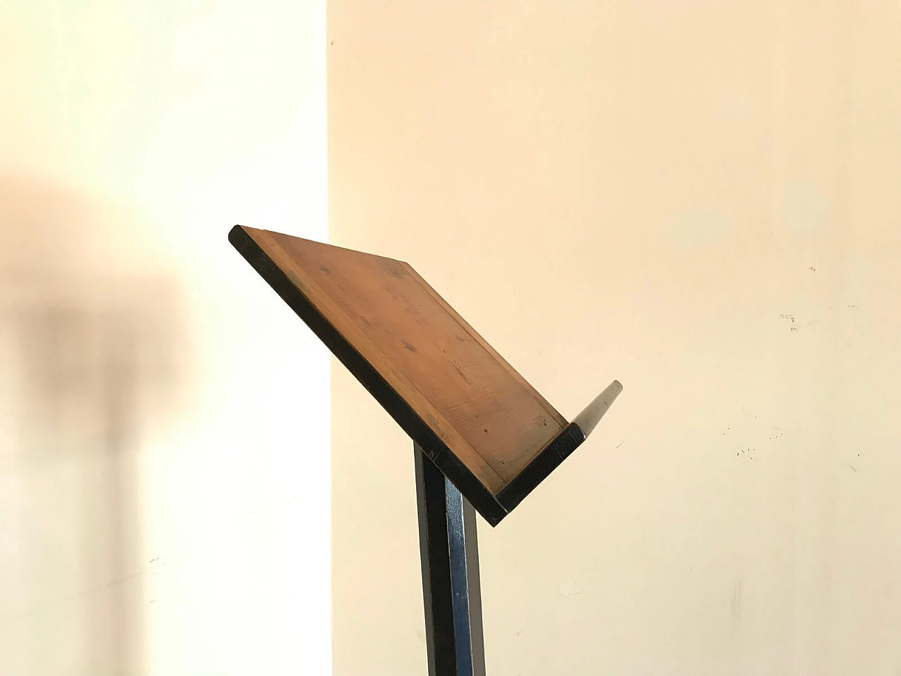 Black lacquered wooden lectern 5
