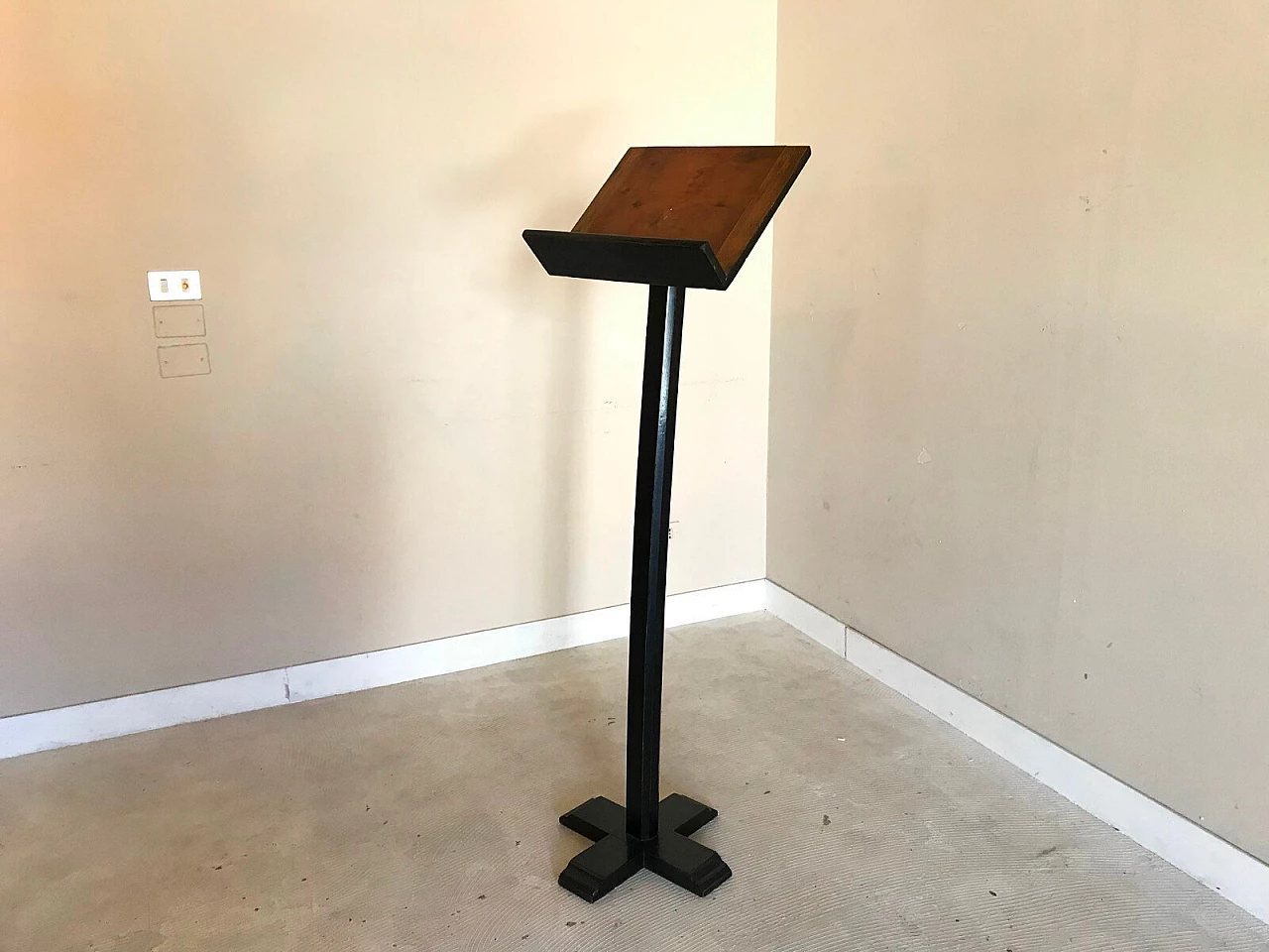 Black lacquered wooden lectern 3