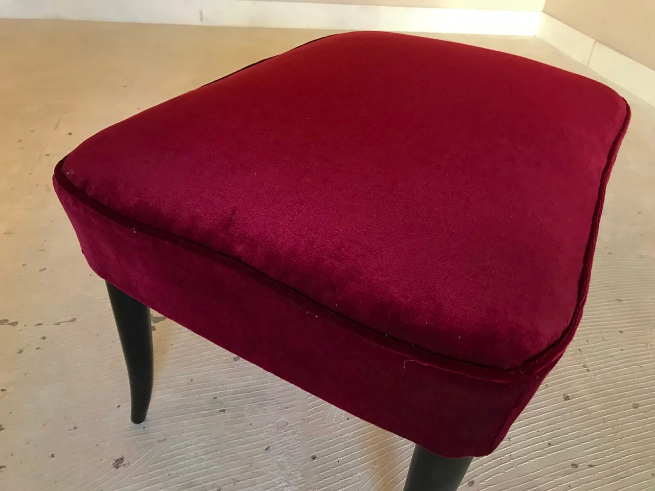 Panchetto in legno rivestito con velluto bordeaux 5