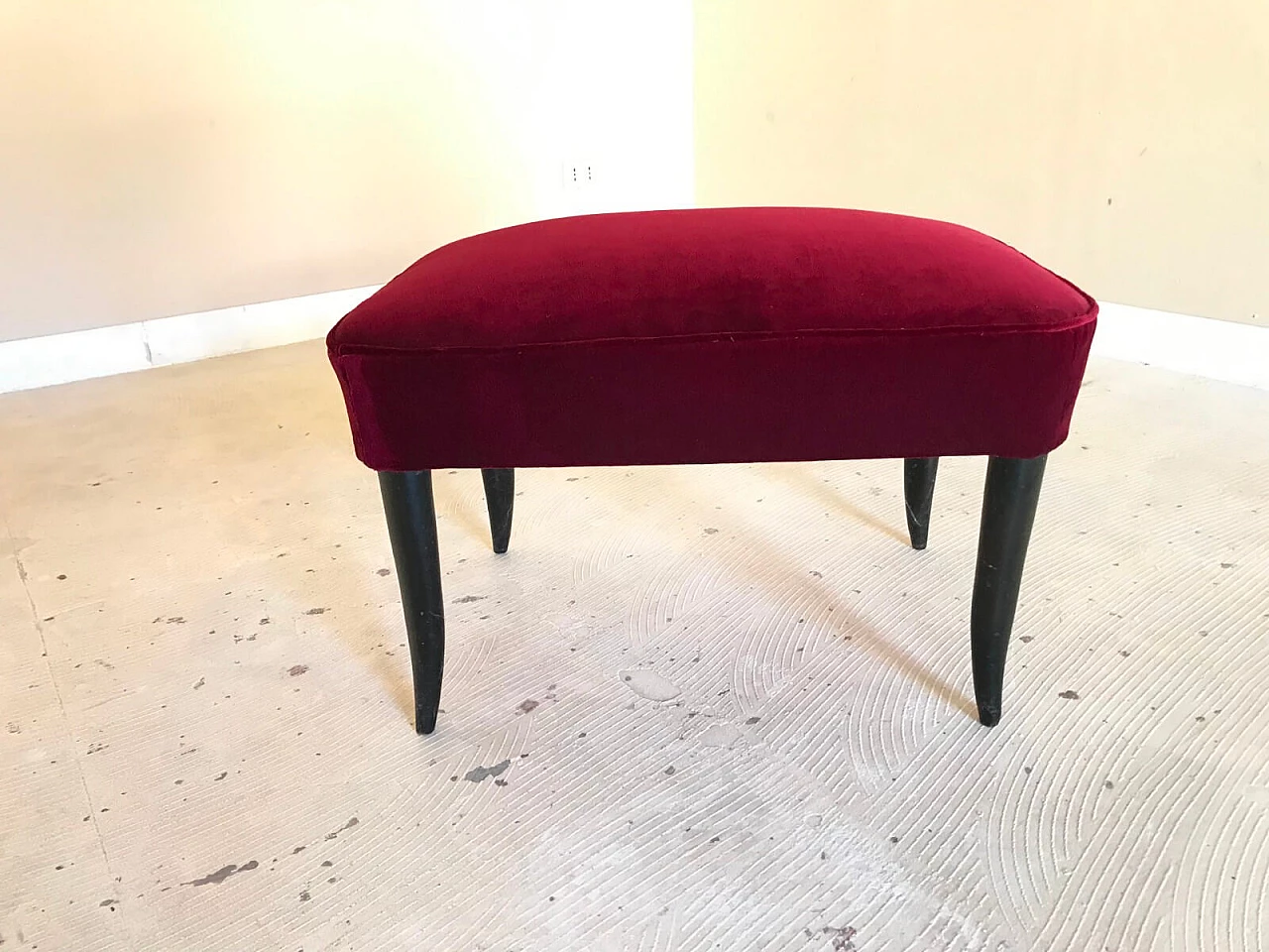 Panchetto in legno rivestito con velluto bordeaux 2