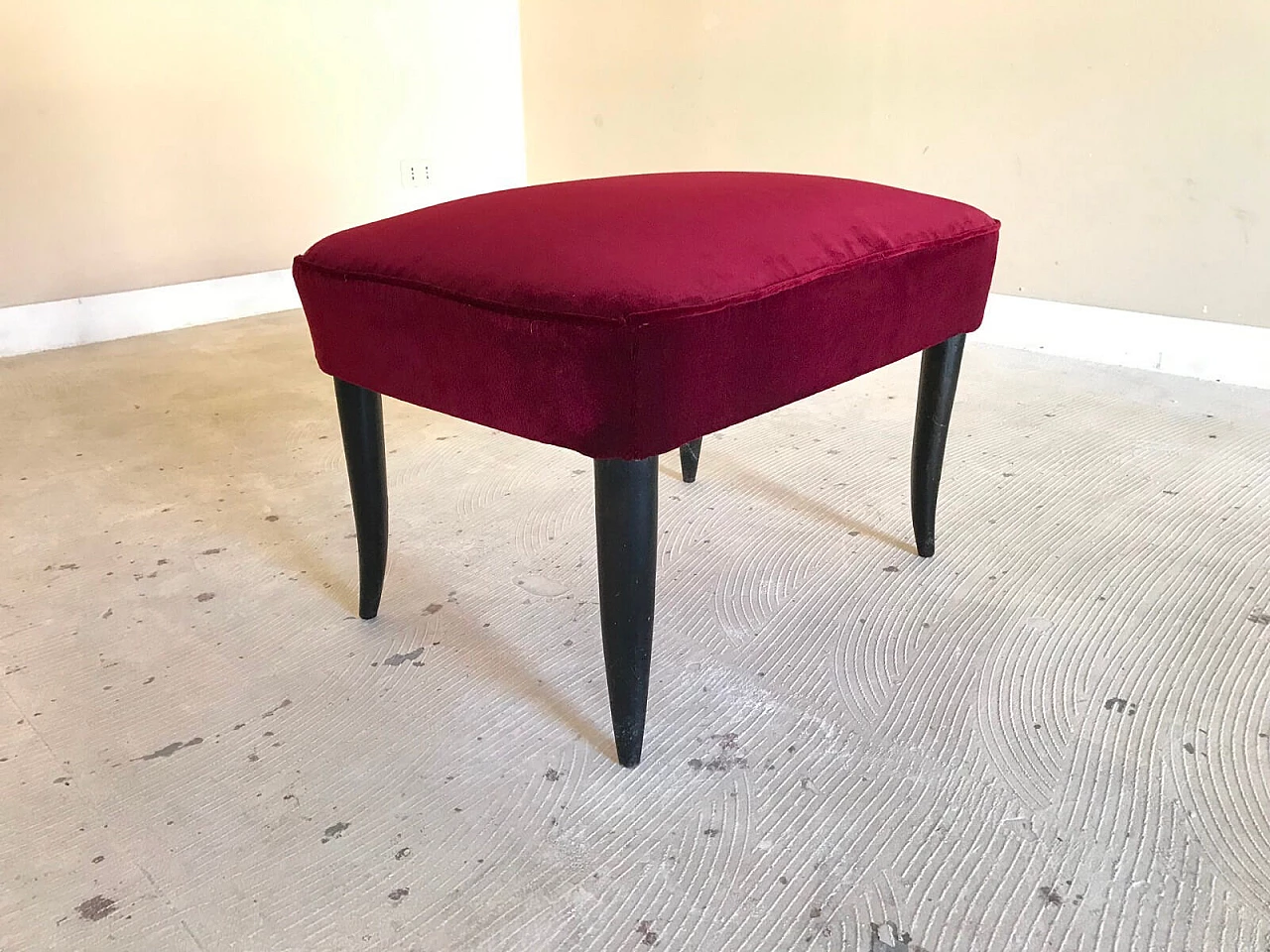 Panchetto in legno rivestito con velluto bordeaux 3