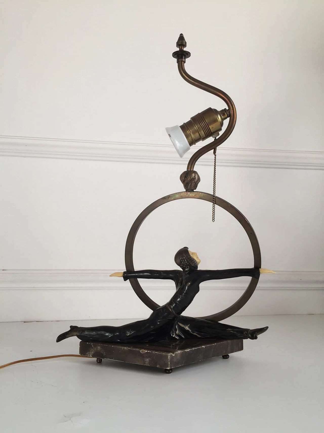 Lamp sculpture Art Deco in bronze and bakelite 3