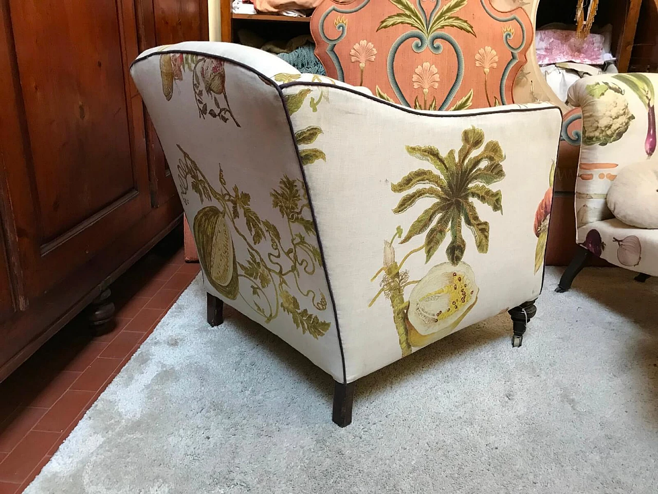 Armchair with wheels covered with floral fabric 3