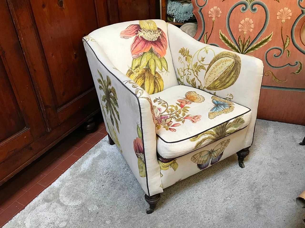 Armchair with wheels covered with floral fabric 2