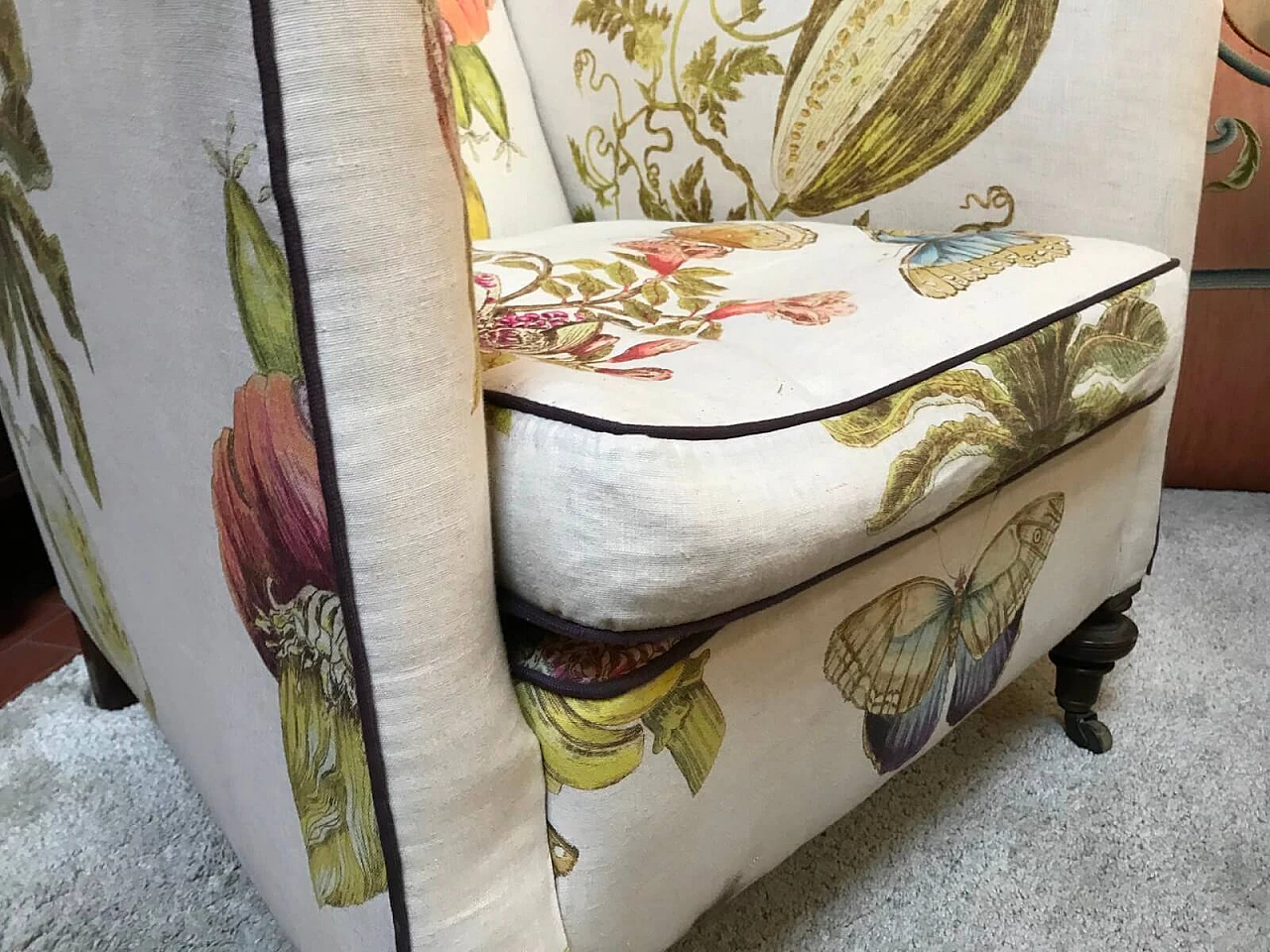 Armchair with wheels covered with floral fabric 6