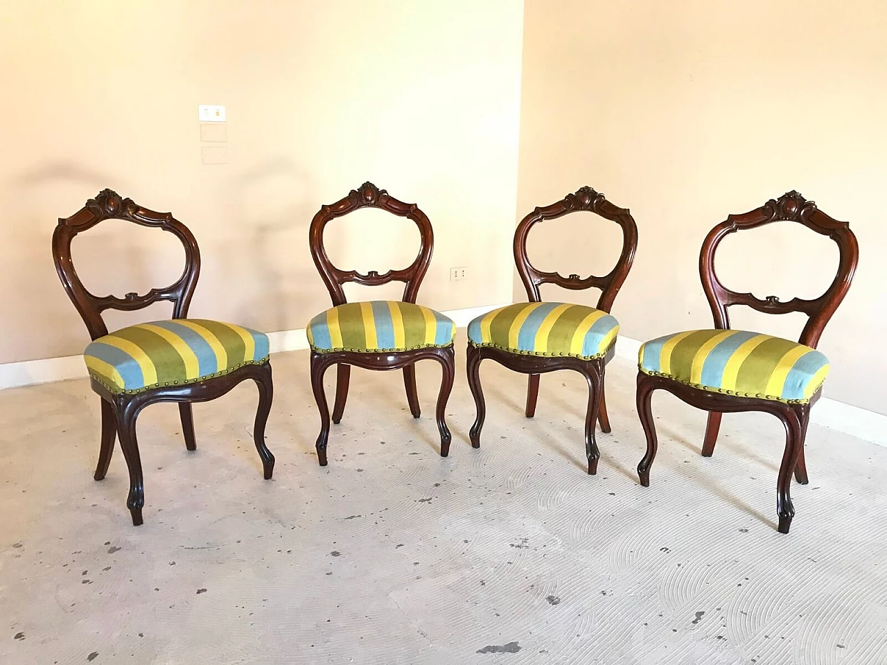 Quattro sedie Luigi Filippo in mogano, con tessuto a righe, metà '800 2