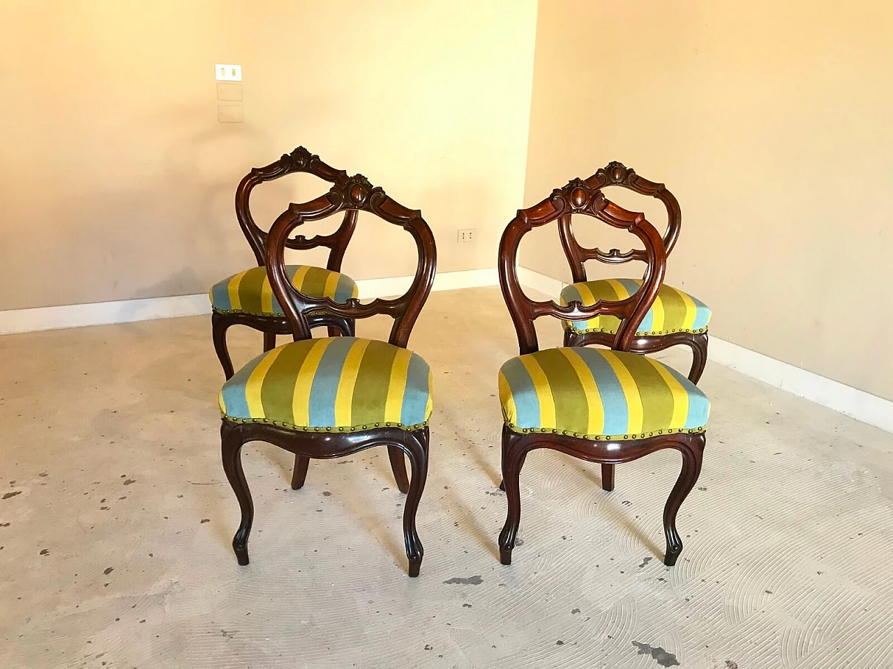 Quattro sedie Luigi Filippo in mogano, con tessuto a righe, metà '800 3