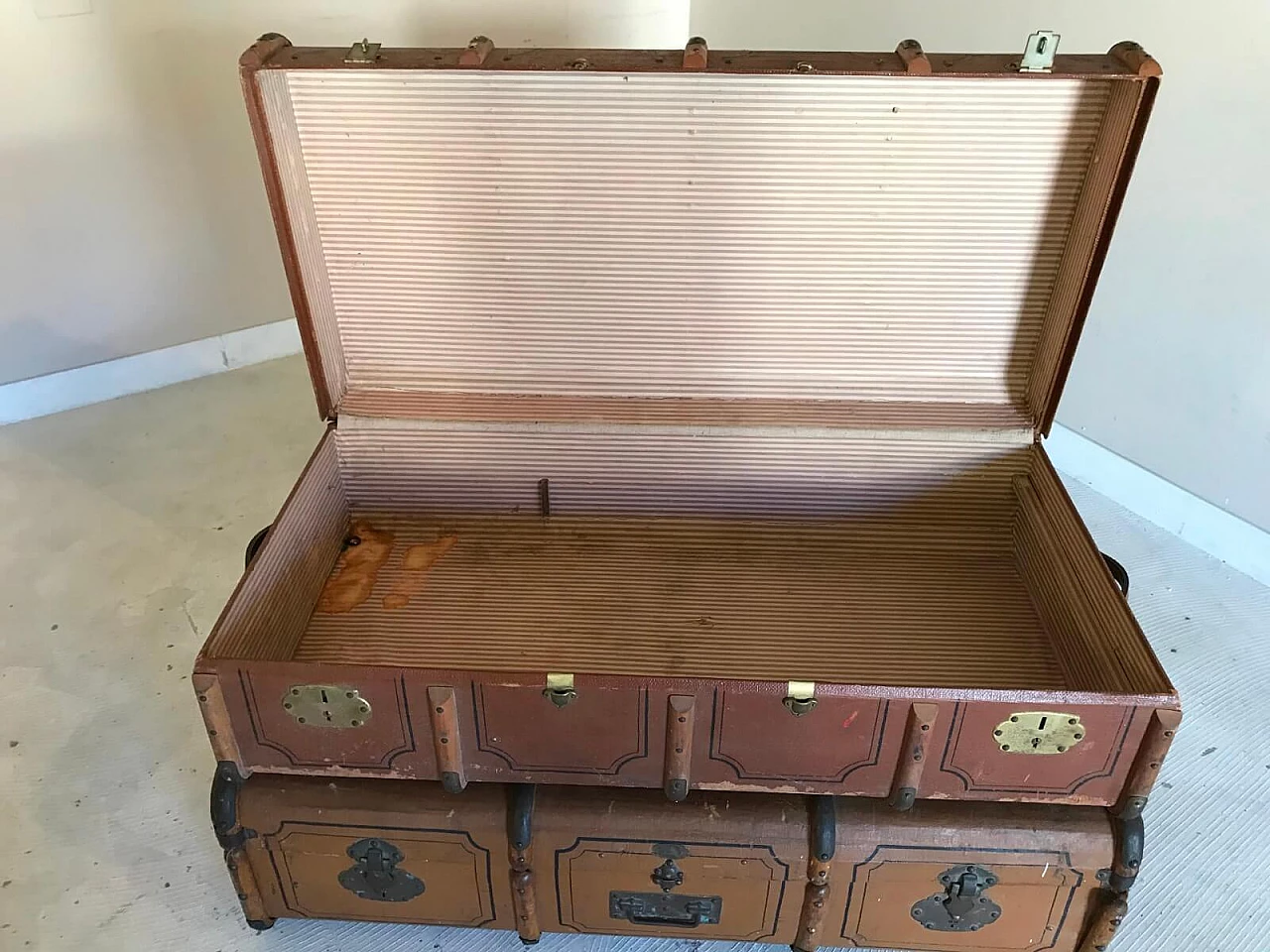 Pair of trunks, wooden with leather handles 4