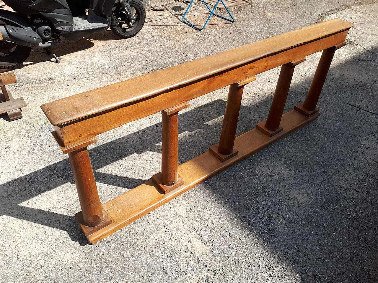 Wooden balustrade with 5 smooth columns 2