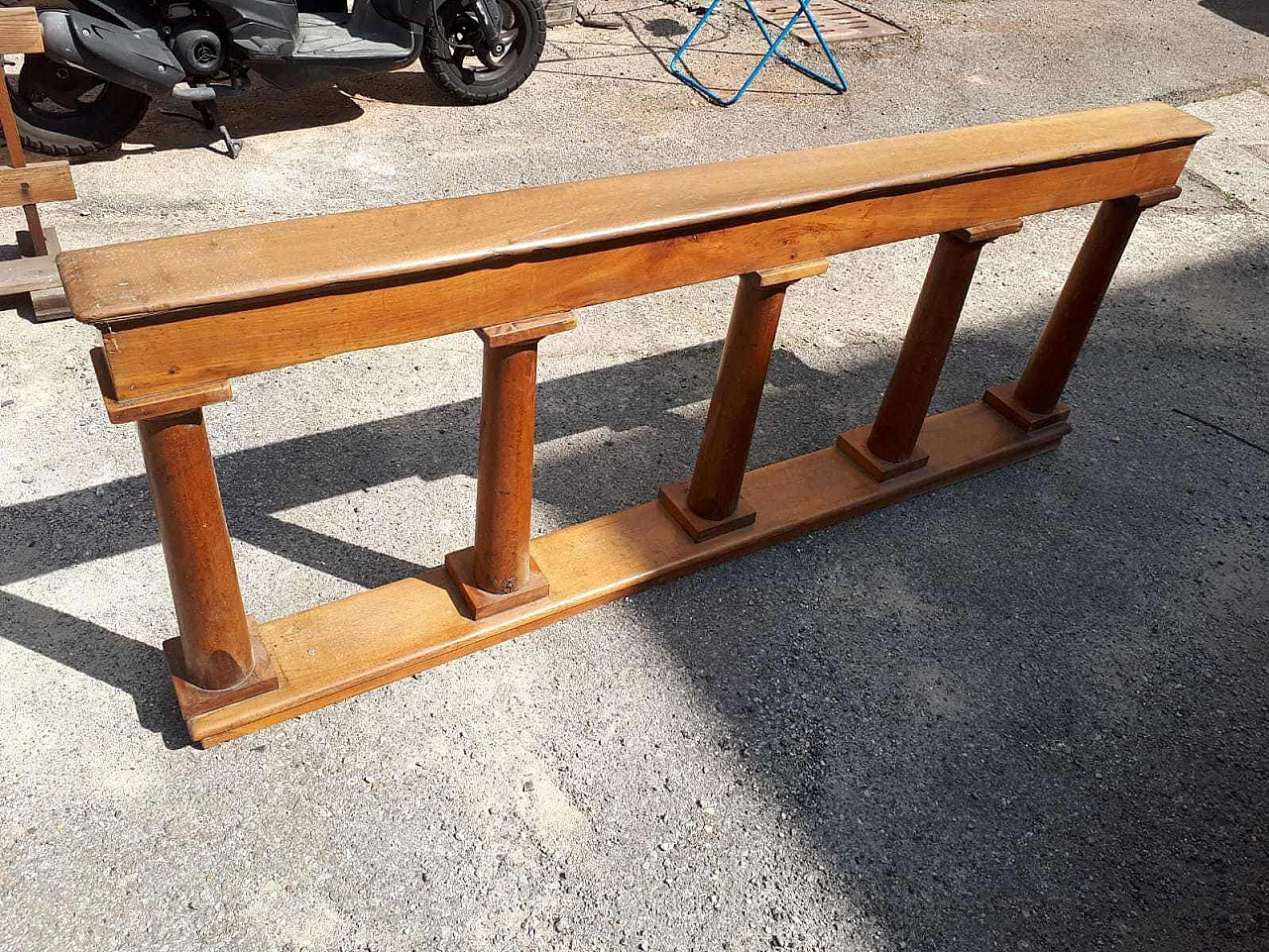 Wooden balustrade with 5 smooth columns 5
