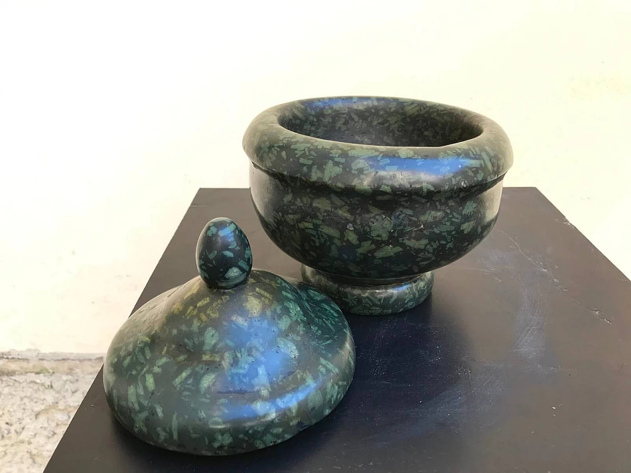 Mortaio antico in marmo Serpentino con coperchio 3