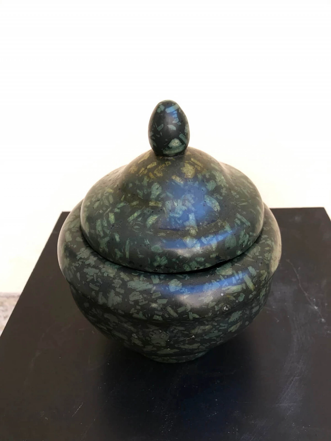 Mortaio antico in marmo Serpentino con coperchio 4