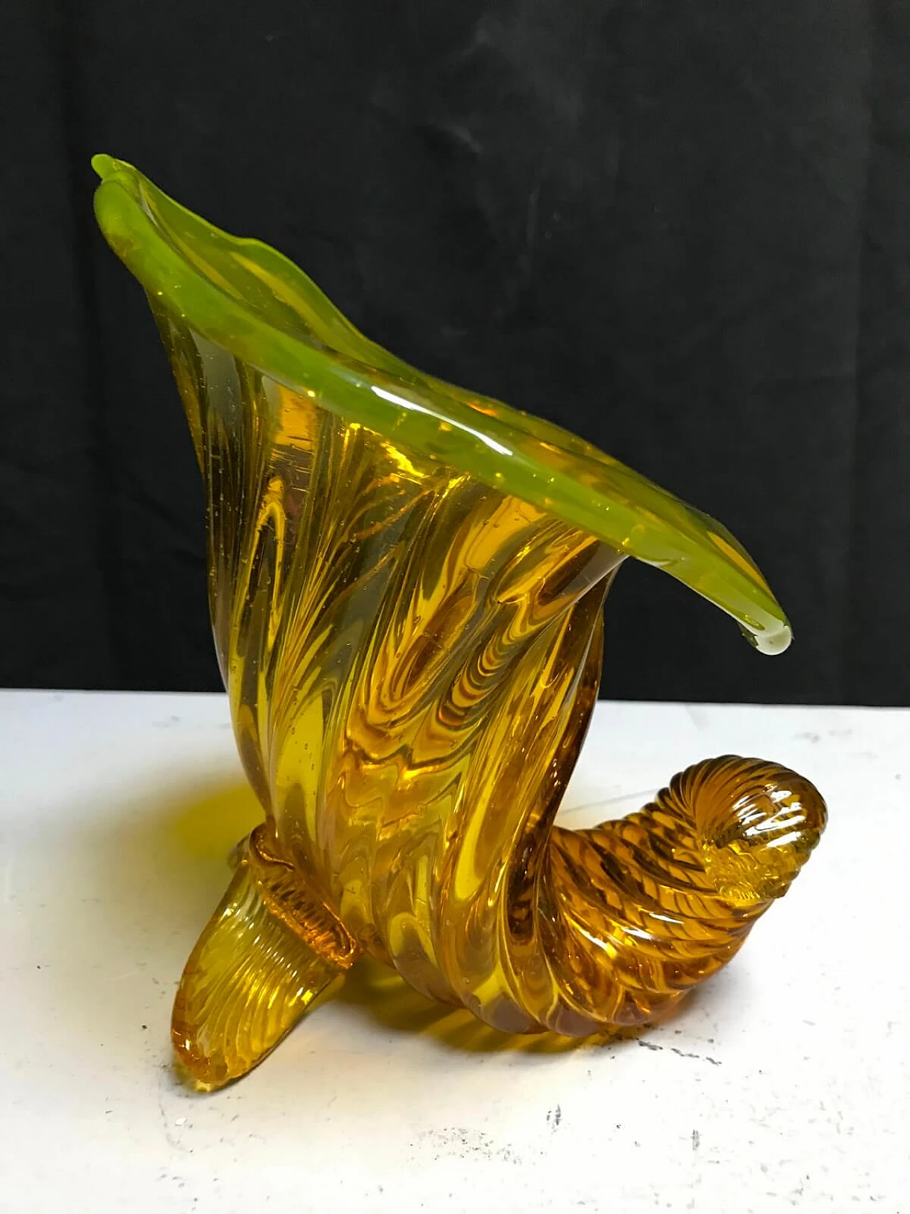 Scultura a cornucopia in vetro di Murano giallo cangiante 2