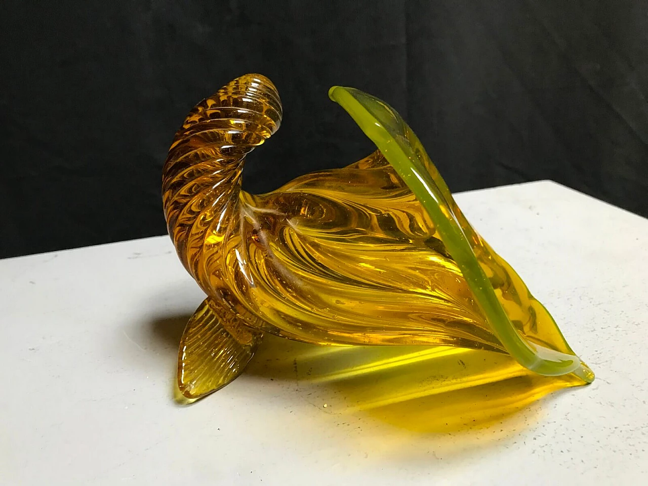 Scultura a cornucopia in vetro di Murano giallo cangiante 5