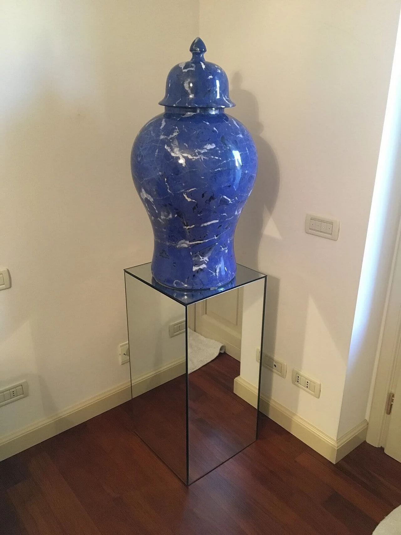 Coppia di vasi con coperchi in ceramica marmorizzata blu 2