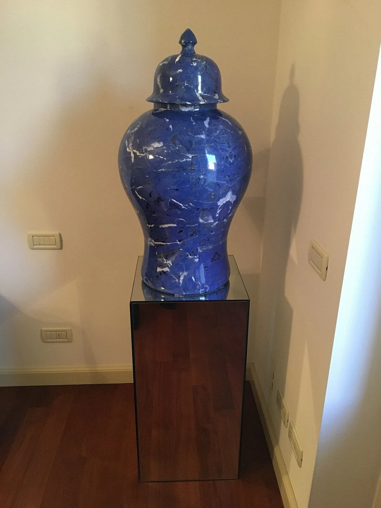 Coppia di vasi con coperchi in ceramica marmorizzata blu 3