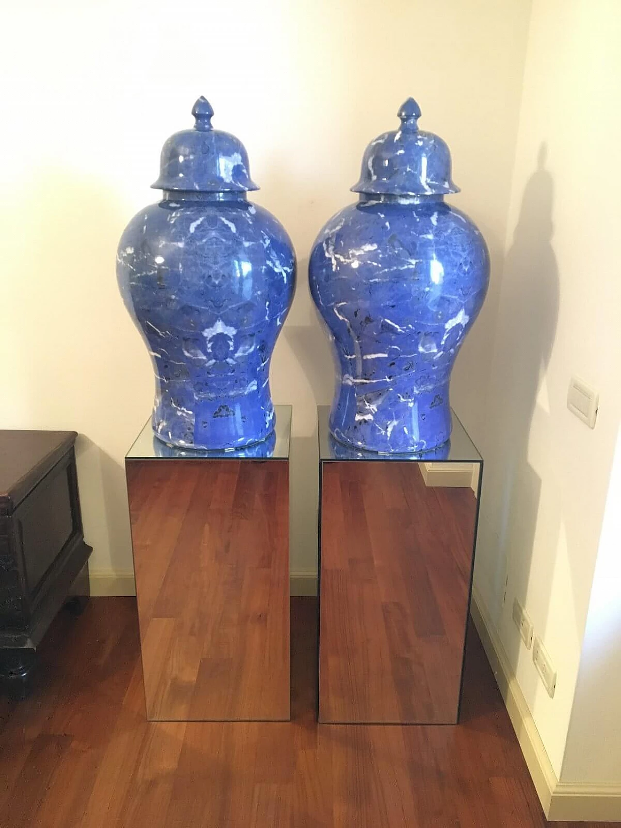 Coppia di vasi con coperchi in ceramica marmorizzata blu 4