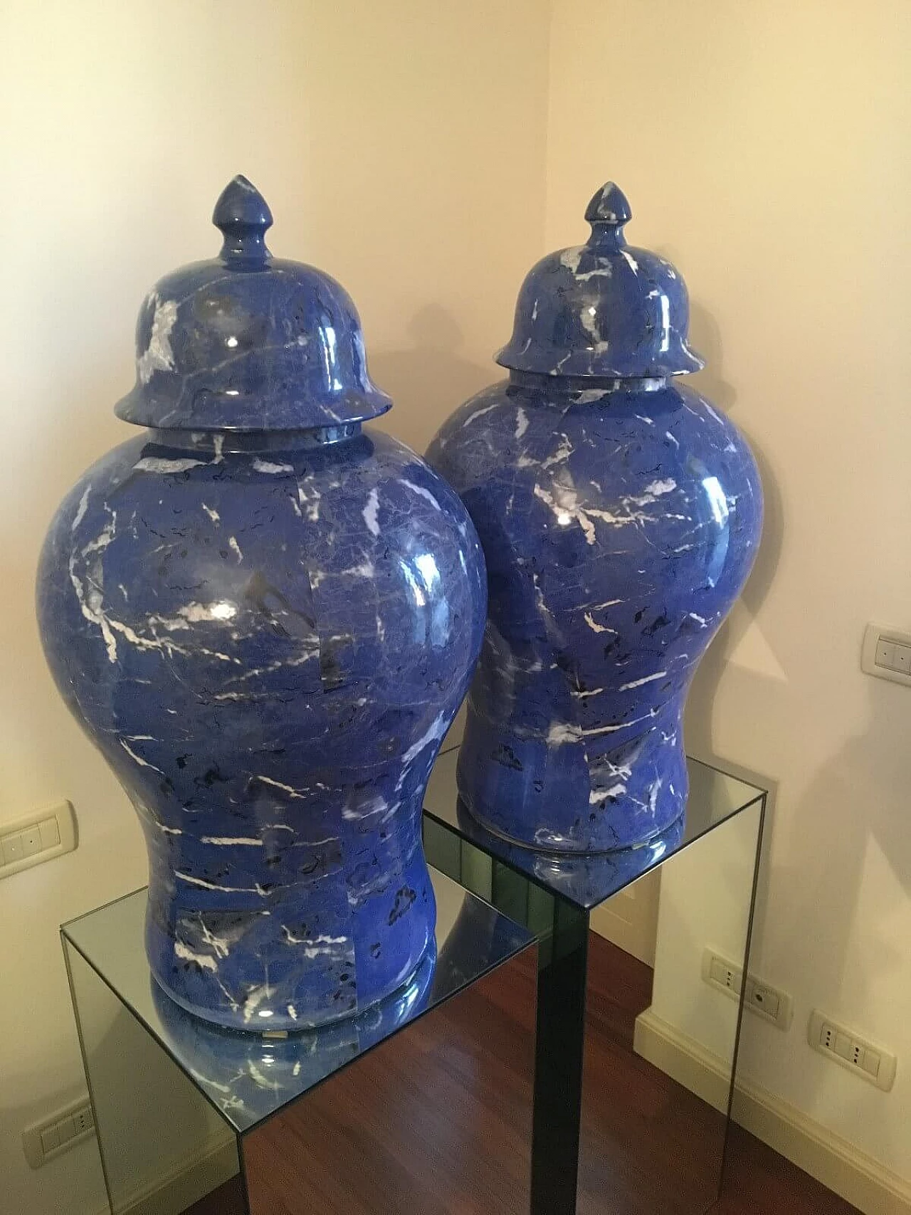 Coppia di vasi con coperchi in ceramica marmorizzata blu 5