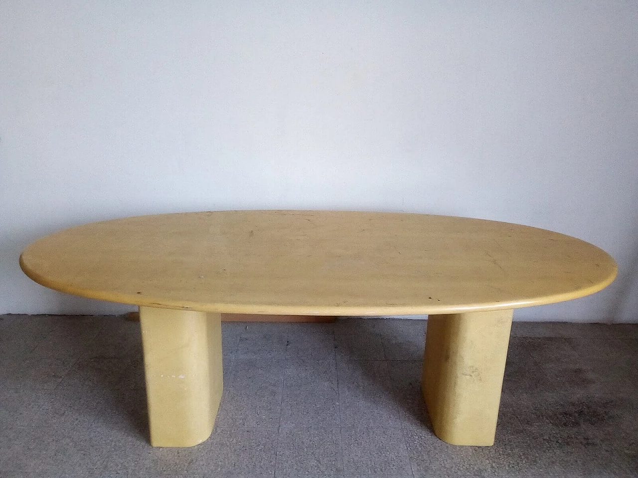Large oval table in beige marble 2