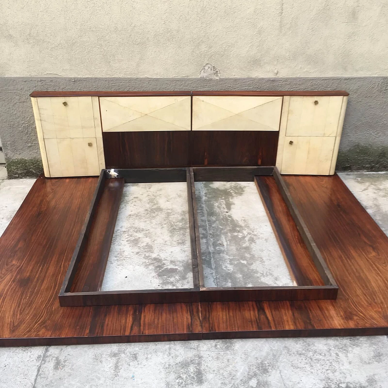 Italian Decò Double Bed with Large Wood Platform covered in  3