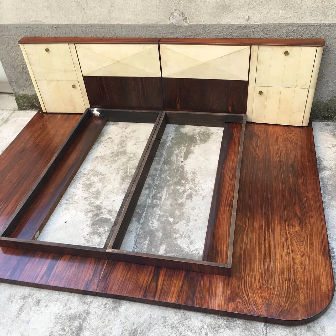 Italian Decò Double Bed with Large Wood Platform covered in  4