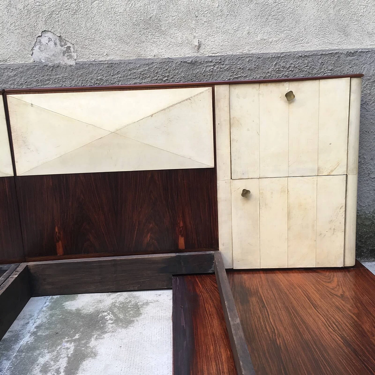 Italian Decò Double Bed with Large Wood Platform covered in  5