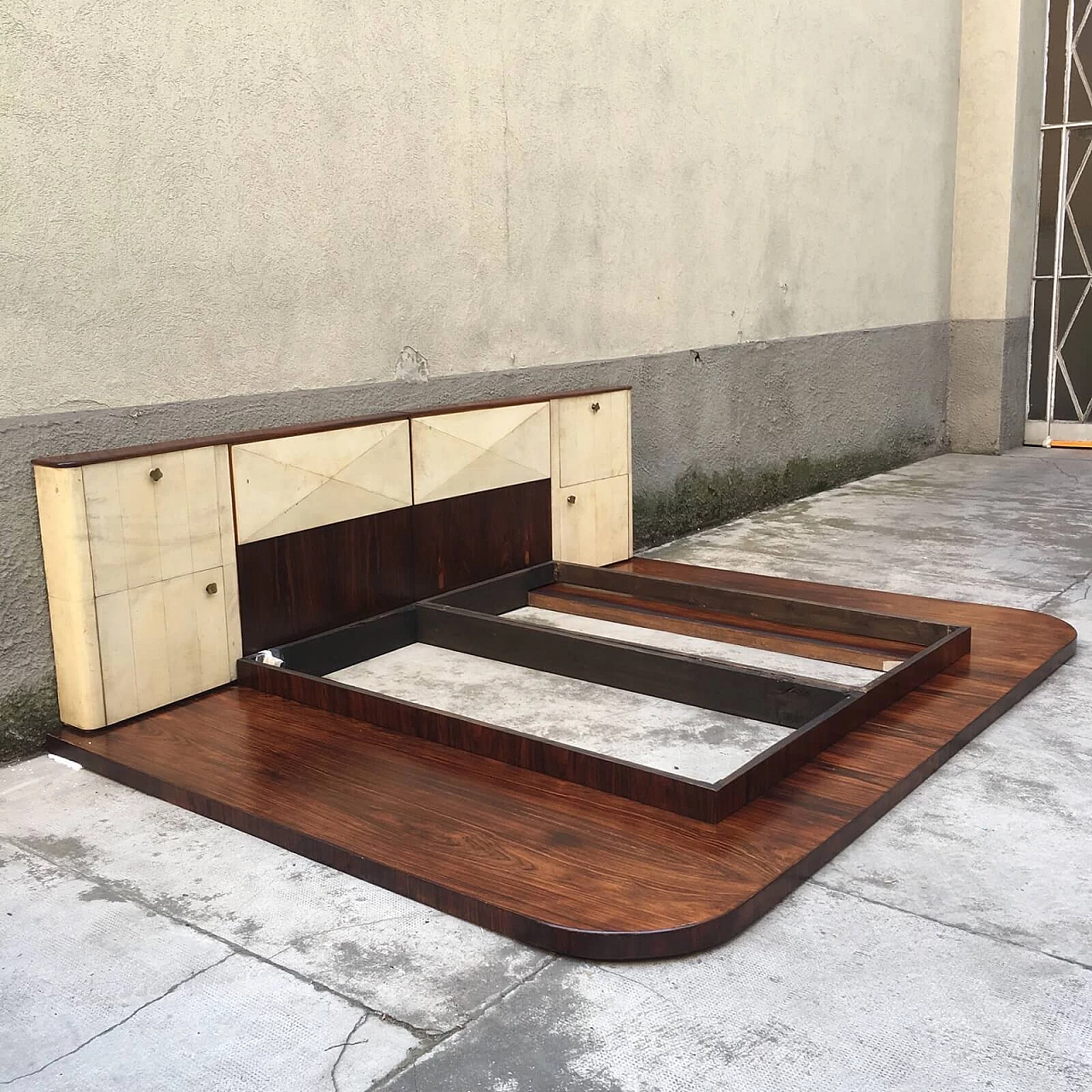 Italian Decò Double Bed with Large Wood Platform covered in  6