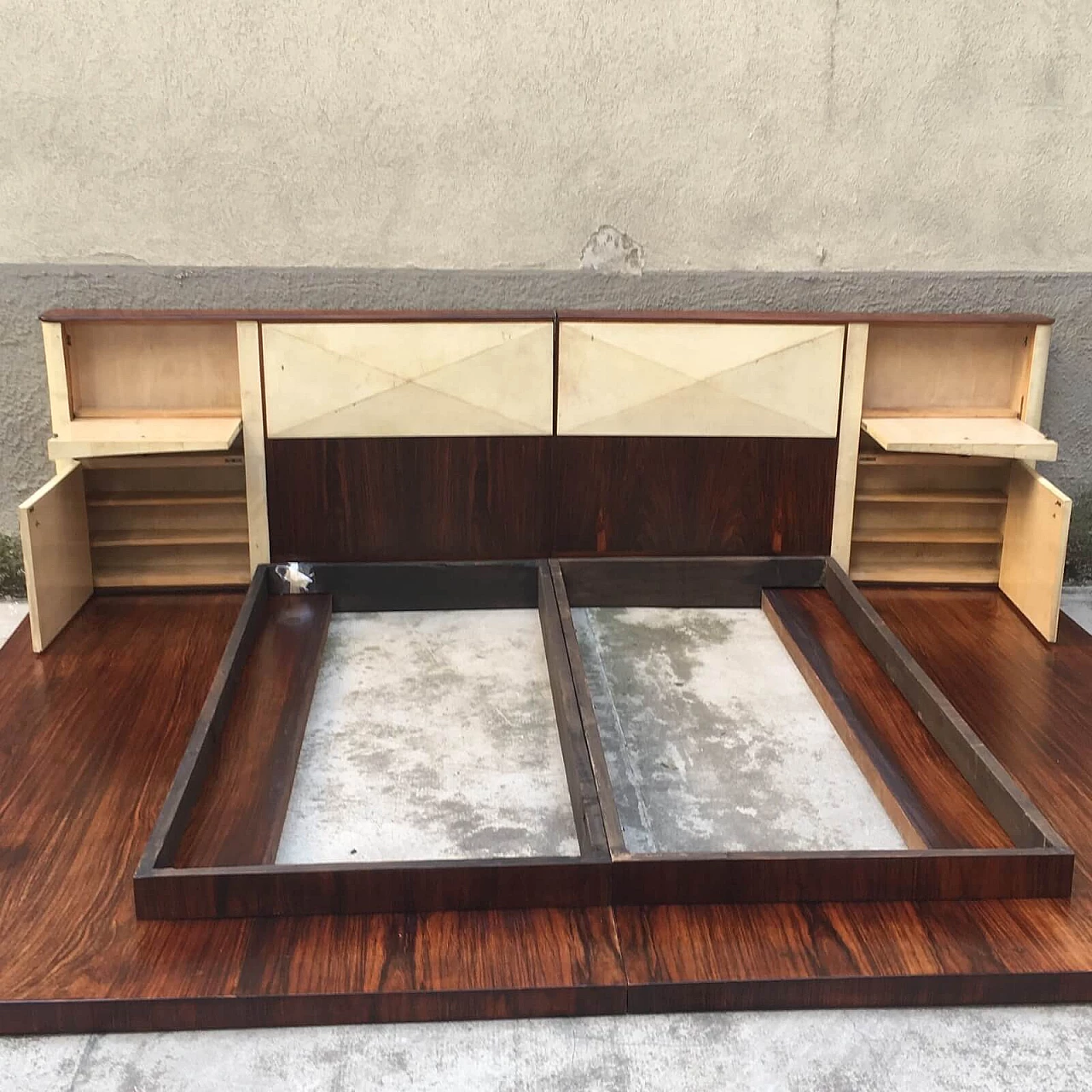 Italian Decò Double Bed with Large Wood Platform covered in  7