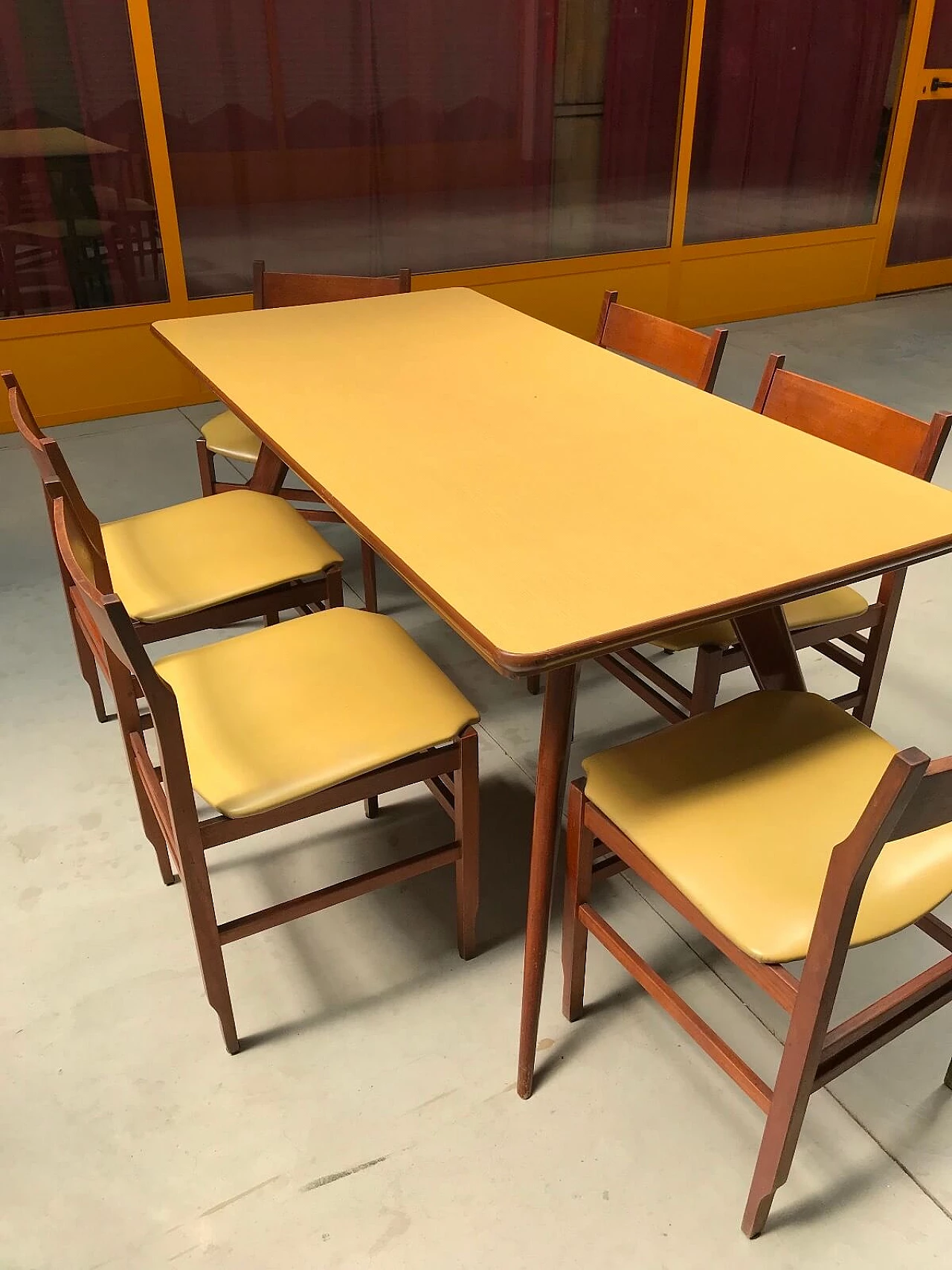 Tavolo in teak con piano in formica giallo, anni '50 1038929