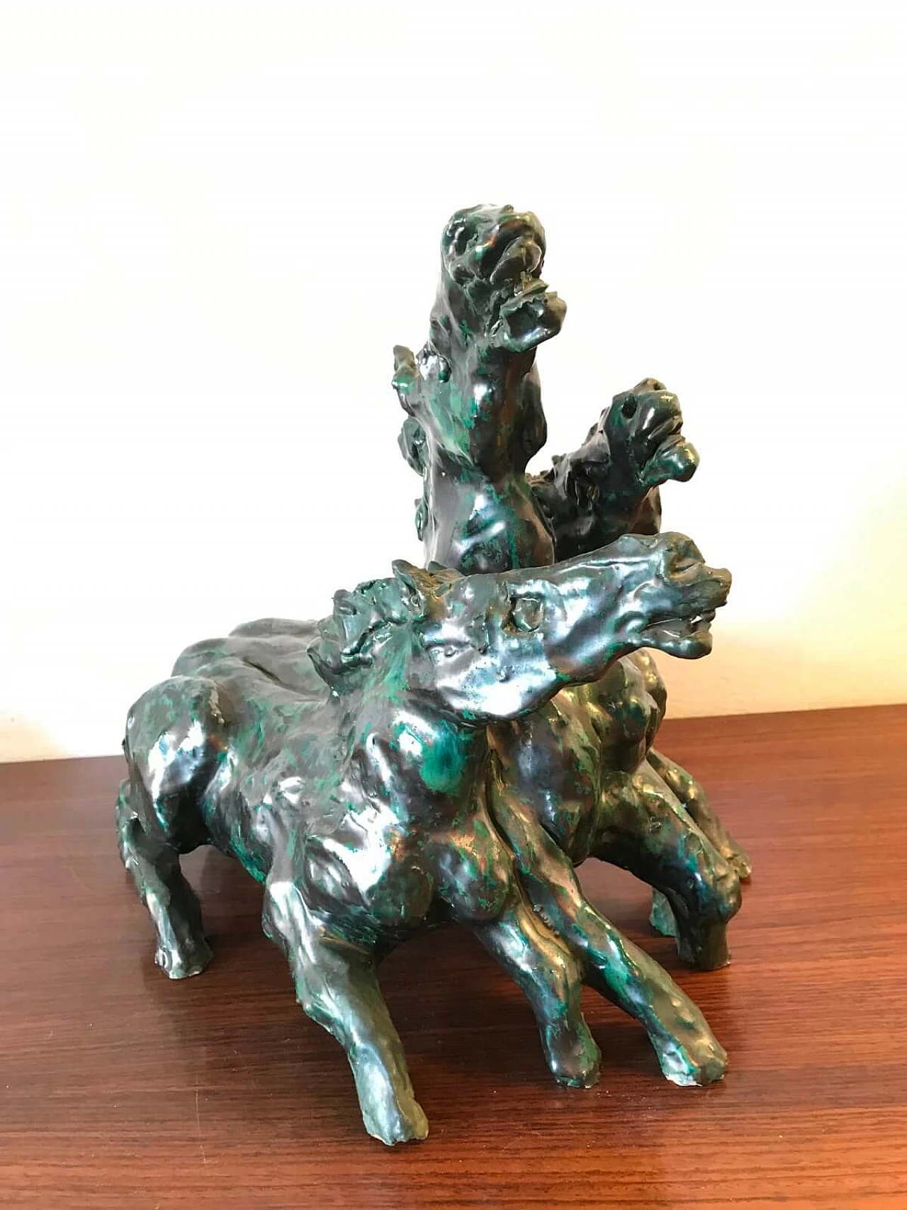 Scultura di Umberto Ghersi con tre cavalli in ceramica 2