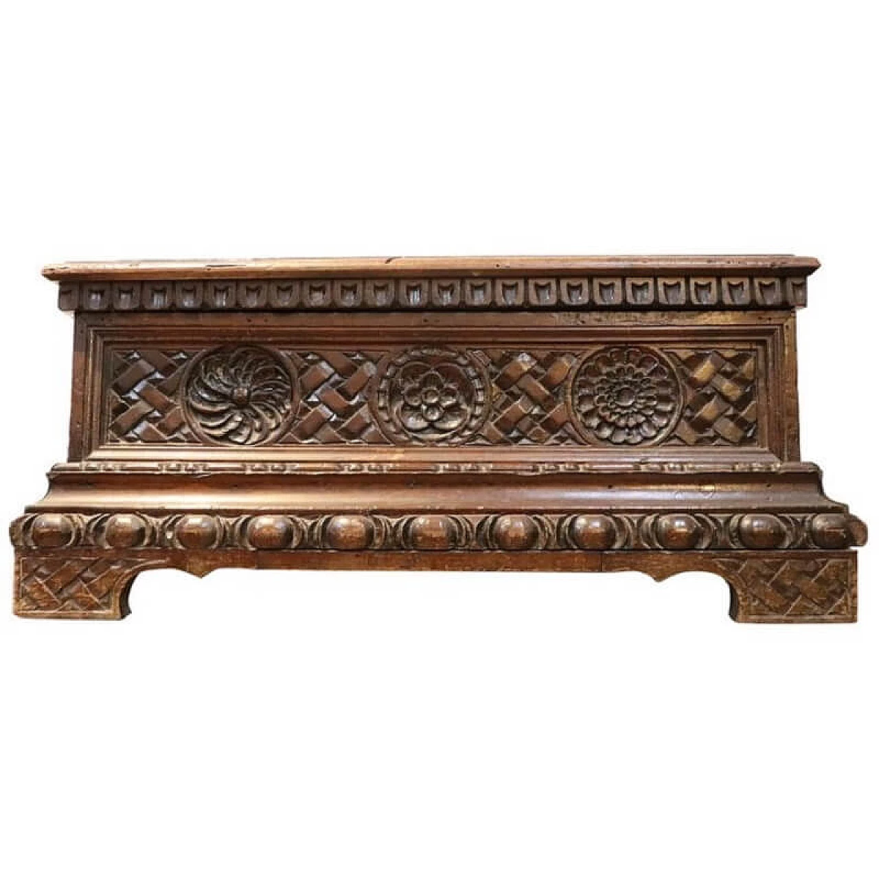 Small Renaissance style cassone box in carved walnut, around 1830. 99