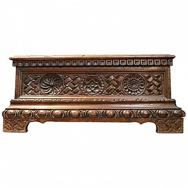 Small Renaissance style cassone box in carved walnut, around 1830.