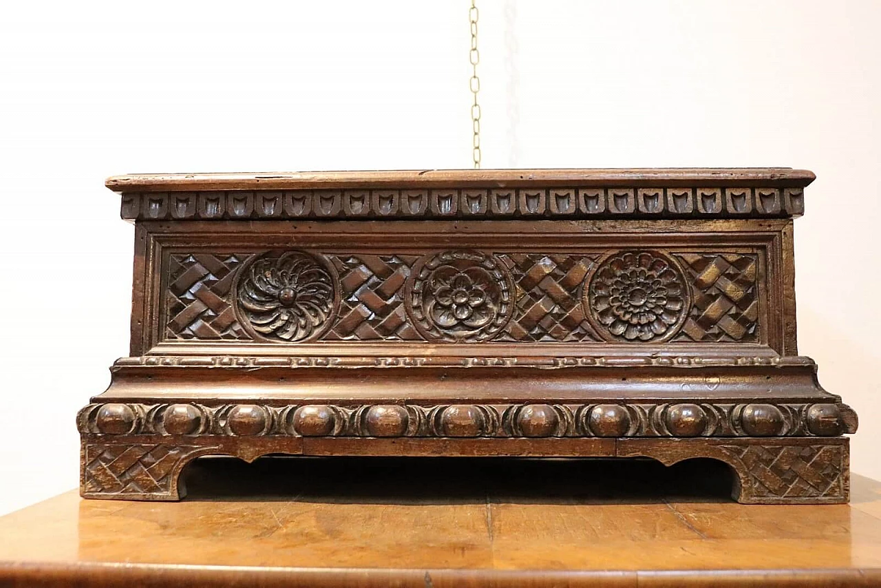 Small Renaissance style cassone box in carved walnut, around 1830. 100