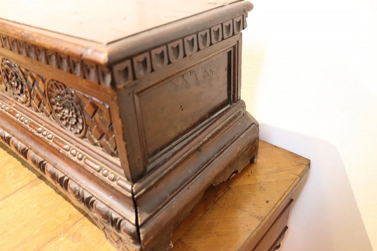 Small Renaissance style cassone box in carved walnut, around 1830. 101