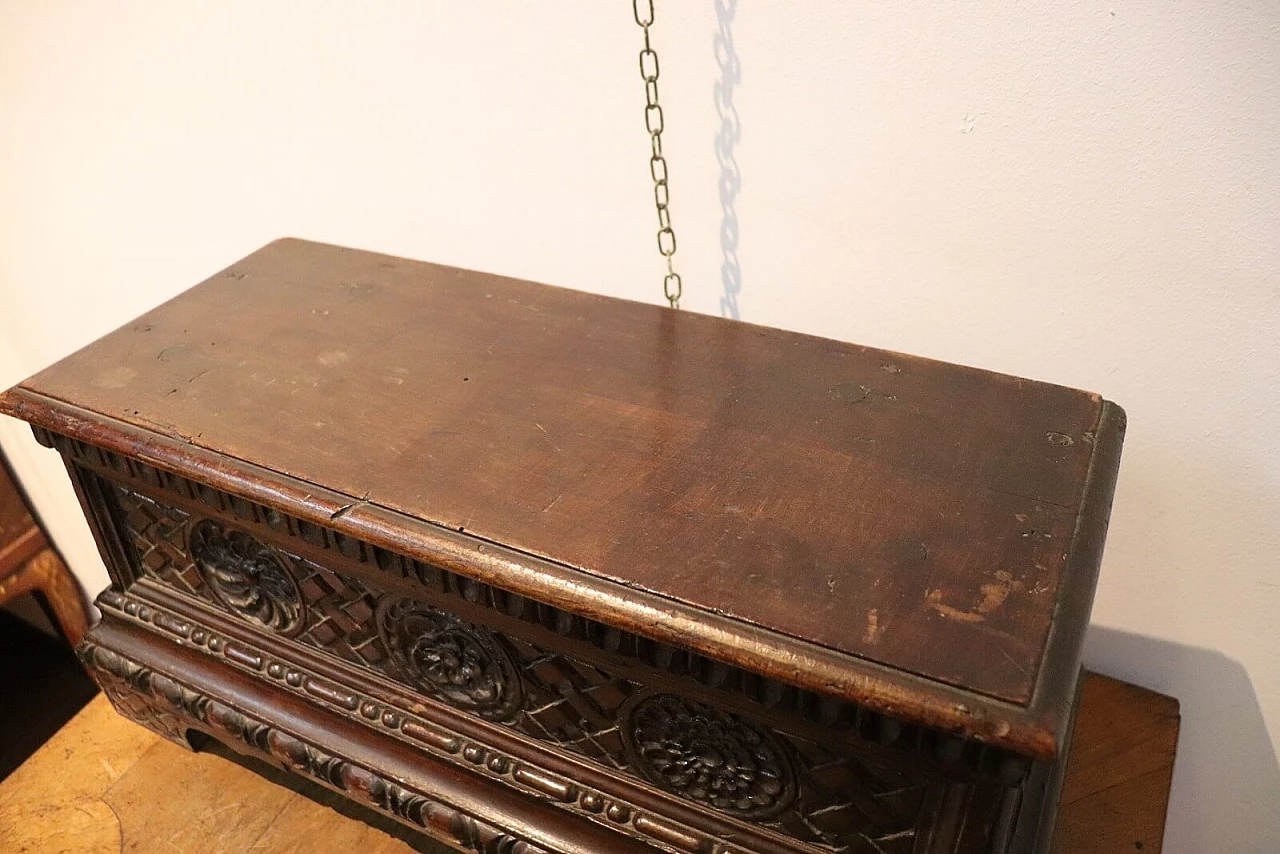 Small Renaissance style cassone box in carved walnut, around 1830. 105