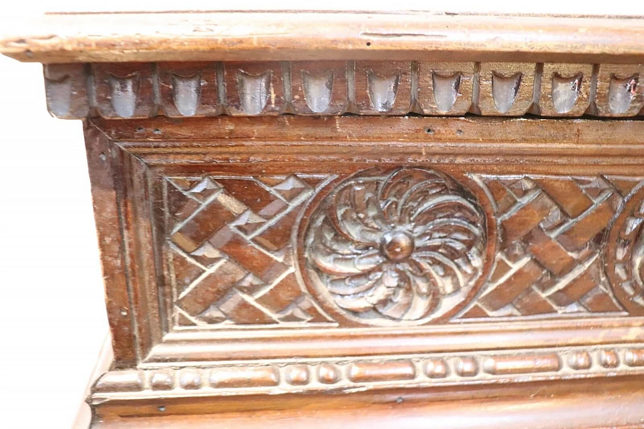 Small Renaissance style cassone box in carved walnut, around 1830. 106
