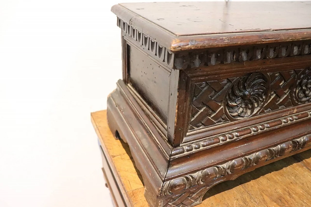 Small Renaissance style cassone box in carved walnut, around 1830. 108