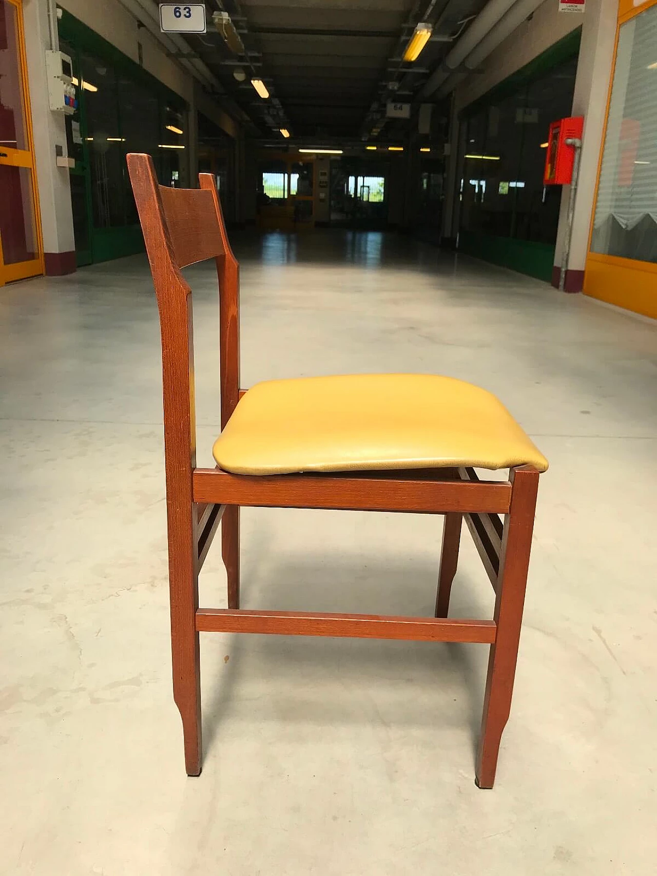 Set di 6 sedie Mid-century seduta in pelle gialla Faleschini 5