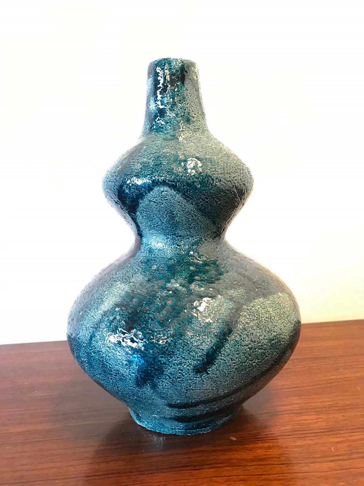 Vaso sagomato in ceramica invetriata blu 2